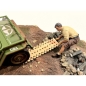 Preview: American Diorama 18012 Mechaniker Crew Figur offroad camel trophy Nr.2 1:18 limitiert 1/1000