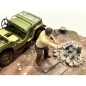 Preview: American Diorama 18013 Mechaniker Crew Figur offroad camel trophy Nr.3 1:18 limitiert 1/1000