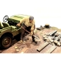 Preview: American Diorama 18014 Mechaniker Crew Figur offroad camel trophy Nr.4 1:18 limitiert 1/1000