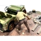 Preview: American Diorama 18014 Mechaniker Crew Figur offroad camel trophy Nr.4 1:18 limitiert 1/1000