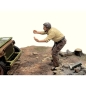 Preview: American Diorama 18016 Mechaniker Crew Figur offroad camel trophy Nr.6 1:18 limitiert 1/1000