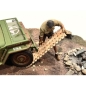 Preview: American Diorama 18018 Mechaniker Crew Figur offroad camel trophy Nr.8 1:18 limitiert 1/1000