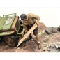 Preview: American Diorama 18018 Mechaniker Crew Figur offroad camel trophy Nr.8 1:18 limitiert 1/1000