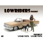Preview: American Diorama 76276 Lowriderz IV 1:18 Figur Frau mit Hund 1/1000 limitiert