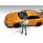 Preview: American Diorama 76277 Car Meet 1 Frau mit Handy 1:18 Figur 1/1000 limitiert