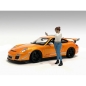 Preview: American Diorama 76277 Car Meet 1 Frau mit Handy 1:18 Figur 1/1000 limitiert