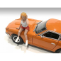 Preview: American Diorama 76293 Car Meet 2 Sitzende Frau 1:18 Figur 1/1000 limitiert