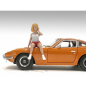 Preview: American Diorama 76293 Car Meet 2 Sitzende Frau 1:18 Figur 1/1000 limitiert