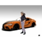 Preview: American Diorama 76330 Car Meet 3 Figur V 1:18 stehende Frau mit schwarzer Jacke limitiert 1/1000