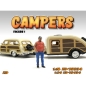 Preview: American Diorama 76334 Camper Figur I 1:18 stehender Mann mit Weste und Cap limitiert 1/1000