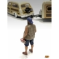 Preview: American Diorama 76335 Camper Figur II 1:18 stehender Mann mit Getränkedosen limitiert 1/1000