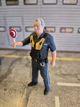 Polizist Figur 1:18 Ippi mit Polizeikelle Deutsche Polizei Modellauto Diorama Zubehör limitiert Exklusiv Modellbau-Klar Figurenmanufaktur