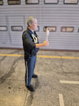 Polizist Figur 1:18 Ippi mit Polizeikelle Deutsche Polizei Modellauto Diorama Zubehör limitiert Exklusiv Modellbau-Klar Figurenmanufaktur