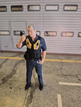 Polizist Figur 1:18 Ippi mit Funkgerät Deutsche Polizei Modellauto Diorama Zubehör limitiert Exklusiv Modellbau-Klar Figurenmanufaktur