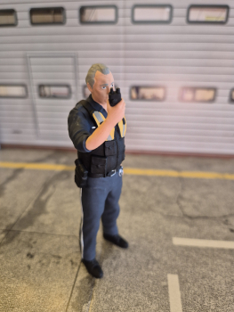 Polizist Figur 1:18 Ippi mit Funkgerät Deutsche Polizei Modellauto Diorama Zubehör limitiert Exklusiv Modellbau-Klar Figurenmanufaktur