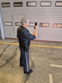 Polizist Figur 1:18 Ippi mit Funkgerät Deutsche Polizei Modellauto Diorama Zubehör limitiert Exklusiv Modellbau-Klar Figurenmanufaktur