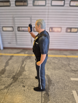 Polizist Figur 1:18 Ippi mit Funkgerät Deutsche Polizei Modellauto Diorama Zubehör limitiert Exklusiv Modellbau-Klar Figurenmanufaktur