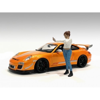 American Diorama 76277 Car Meet 1 Frau mit Handy 1:18 Figur 1/1000 limitiert