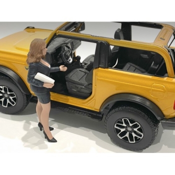 American Diorama 76410 Dealership Verkäuferin II 1:24 Figur 1/1000 limitiert