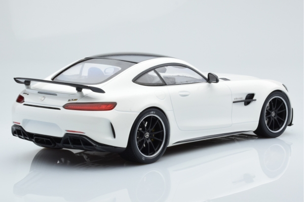 Minichamps MERCEDES-AMG GT-R 2021 1:18 weiss metallic Modellauto