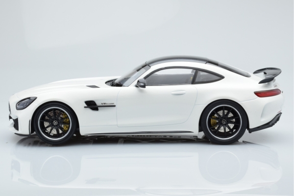 Minichamps MERCEDES-AMG GT-R 2021 1:18 weiss metallic Modellauto