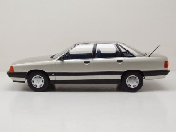 Triple9 1800352 Audi 100 2.3E C3 Typ 44 1989 silber metallic 1:18 Modellauto