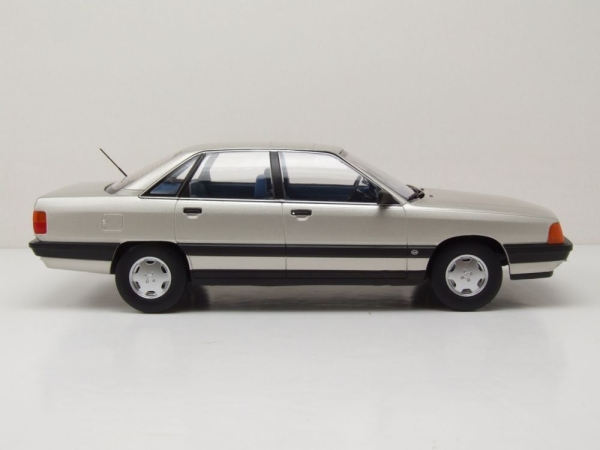 Triple9 1800352 Audi 100 2.3E C3 Typ 44 1989 silber metallic 1:18 Modellauto