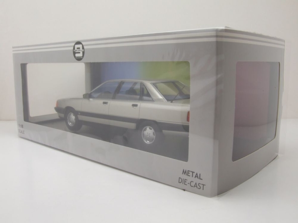 Triple9 1800352 Audi 100 2.3E C3 Typ 44 1989 silber metallic 1:18 Modellauto