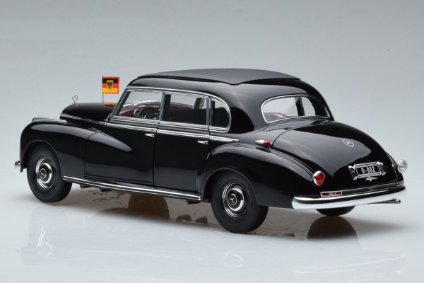 Norev 183707 Mercedes-Benz 300 1955 schwarz Konrad Adenauer 1:18 Modellauto