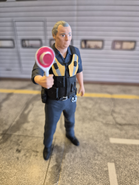 Polizist Figur 1:18 Ippi mit Polizeikelle Deutsche Polizei Modellauto Diorama Zubehör limitiert Exklusiv Modellbau-Klar Figurenmanufaktur