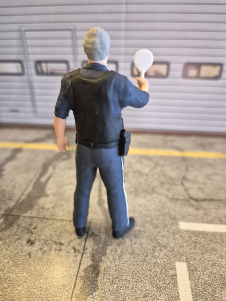 Polizist Figur 1:18 Ippi mit Polizeikelle Deutsche Polizei Modellauto Diorama Zubehör limitiert Exklusiv Modellbau-Klar Figurenmanufaktur