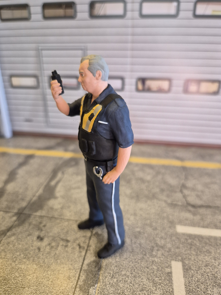 Polizist Figur 1:18 Ippi mit Funkgerät Deutsche Polizei Modellauto Diorama Zubehör limitiert Exklusiv Modellbau-Klar Figurenmanufaktur