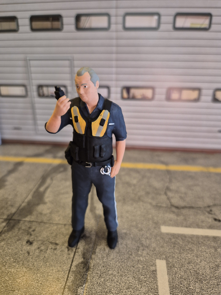 Polizist Figur 1:18 Ippi mit Funkgerät Deutsche Polizei Modellauto Diorama Zubehör limitiert Exklusiv Modellbau-Klar Figurenmanufaktur