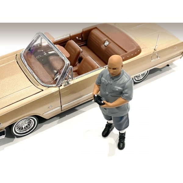 American Diorama 76373 Lowriderz I Mann mit Fernbedienung 1:24 Figur 1/1000 limitiert