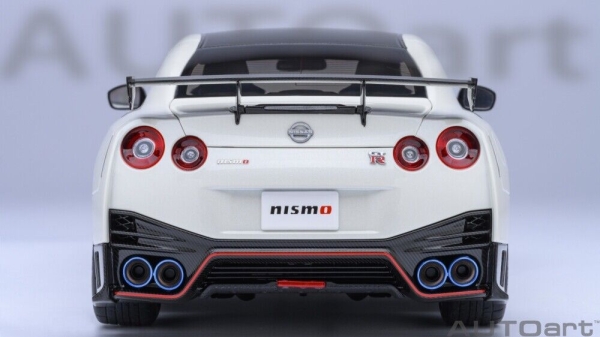 AUTOart Nissan NISMO R35 GT-R 2022 weiss Carbon 1:18 77501 Modellauto