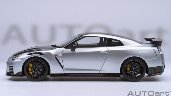 AUTOart Nissan NISMO R35 GT-R 2022 silber Carbon 1:18 77503 Modellauto