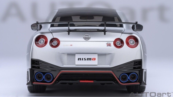 AUTOart Nissan NISMO R35 GT-R 2022 silber Carbon 1:18 77503 Modellauto