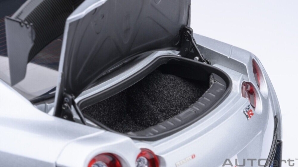 AUTOart Nissan NISMO R35 GT-R 2022 silber Carbon 1:18 77503 Modellauto